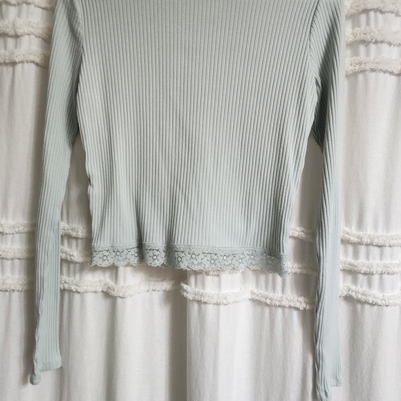 Great condition, Hollister sweater.  Size medium. Price is firm. - Picture 3 of 6